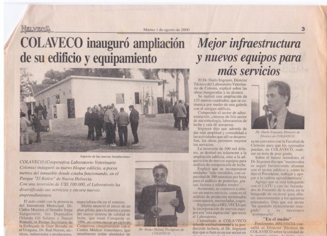 La imagen muestra una página del periódico Helvecia, del 1 de agosto del 2000, con la noticia sobre la inauguración de la ampliación edilicia y tecnológica de la cooperativa COLAVECO. En la fotografía del diario se muestran personas reunidas en el exterior de una casa.