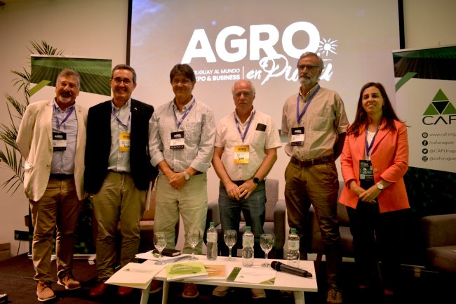 Foto grupal de los expositores en la conferencia de CAF en Agro en Punta 2026